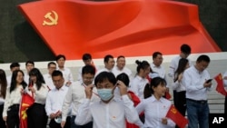 北京的中國共產黨歷史展覽館內一群年輕人準備在中共黨旗下拍照。（2022年10月12日）