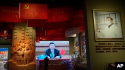 正在北京一個展覽館展出中國領導人習近平抗疫“成就”展。 （2022年10月12日）