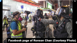 陳朗昇在2019年採訪反修例社會運動期間，在前線面對警察 。(圖片來源：陳朗昇個人臉書網站)