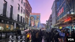 2022年10月23日倫敦示威抗議中國駐曼徹斯特總領事館人員毆打香港示威者。（攝影：美國之音鄭樂捷）