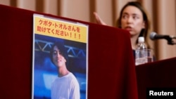 日本記者久保田徹2022年7月30日被緬甸逮捕後他的友人舉行記者會為他爭取自由。（路透社2022年8月3日）