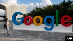 资料照：上海举行的世界人工智能大会会场外的谷歌标识。（2018年9月26日）