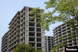 中国房地产企业佳登宝公司在广西桂林的一处没有完工的住宅楼建筑工地。（2022年9月17日）