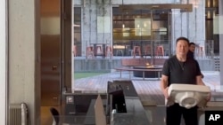 馬斯克搬著一個洗手池盆進入在三藩市的推特總部。 （2022年10月26日） 