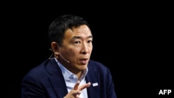 前民主黨總統參選人，美國“前進黨”創始人楊安澤2021年10月20日在美國加州一場會議上發言。（法新社照片）