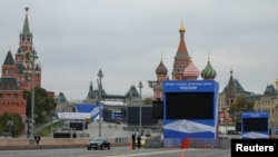 在莫斯科克里姆林宫和红场附近为宣布吞并乌克兰四州的仪式而竖立的大型屏幕和旗帜。(2022年9月29日)