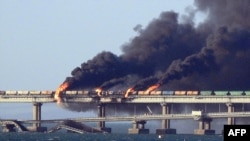 克里米亚大桥被炸后升起的浓烟。（2022年10月8日）