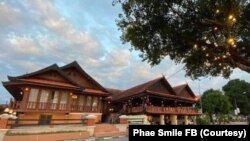 ພາບທີ່ໄດ້ຮັບຈາກເຟສບຸກຂອງຜູ້ປະກອບການແພສະມາຍ, ສະແດງໃຫ້ເຫັນດ້ານນອກຂອງຮ້ານທີ່ຢູ່ເທິງບົກ.