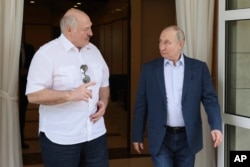 資料照片：2023年6月9日，俄羅斯總統普京（右）和白俄羅斯總統盧卡申科在俄羅斯度假城市索契會面。 （美聯社）