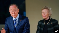 聯合國前秘書長潘基文和元老會主席羅賓遜女士等元老會成員在紐約接受美聯社的採訪（2022年11月4日）