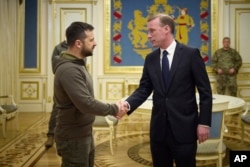 烏克蘭總統澤連斯基在基輔會晤到訪的美國白宮國家安全顧問沙利文。 （2022年11月4日）