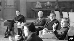 1973年11月11日，中国总理周恩来和美国国务卿基辛格（中）、美国驻华联络处主任戴维•布鲁斯（中间沙发上左起第一人）在正式会谈前交谈