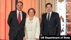 卢比奥国务卿在佛罗里达迈阿密市比尔特莫尔酒店举行的瓦文萨团结奖颁奖典礼上，与波兰外交部长拉多斯瓦夫·西科尔斯基(左)和贝尔塔·索莱尔的代表伊尔玛·桑托斯·德·马斯合影。(2025年9月2日)