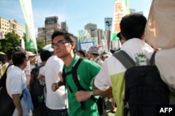 民主党纠察队组成人链保护本党游行队伍