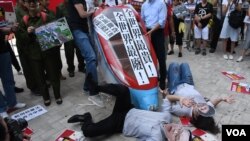 香港一地兩檢關注組示威諷刺廣深港高鐵香港段全世界最貴，但效率最低。(美國之音湯惠芸)