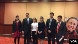 美國國會暨行政當局中國委員會主席魯比奧與中國維權人士家屬合照（美國之音/李逸華）