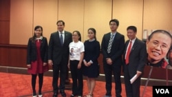 美國國會暨行政當局中國委員會主席魯比奧與中國維權人士家屬合照 （美國之音/李逸華）