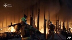 Пожарные борются с последствиями российского воздушного удара с применением БПЛА. Киев, 7 ноября 2024 г. 