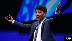 中國華為公司輪值董事長郭平2019年2月26日在西班牙巴塞羅那舉行的世界移動通信大會上講話。