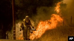 消防員在加州文圖拉縣附近的聖塔安納公路滅火