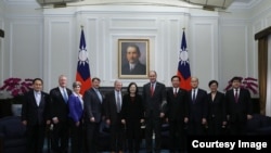 台灣總統蔡英文在總統府會見到訪的美國國會“台灣連線”共同主席殷霍夫等國會議員（2018年2月21日，台灣總統府照片）