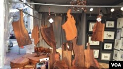 ຊ່າງ​ໄມ້​ທ່ານ ເຈັ​ຟ​ຟ​ຣີ ໂອ ໃຊ້​ໄມ້​ຈາກຫຼາຍ​ພາກ​ສ່ວນ​ຂອງ ສະ​ຫະ​ລັດ ເພື່ອ​ເຮັດ​ທຸກ​ຢ່າງ​ນັບ​ຈາກ​ໂຕະ​ກາ​ເຟ ຫາ​ຂຽງ​ຕັດ​ເນີຍ​ແຂງ. (J.Taboh/VOA)