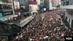 6.16 黑色反送中大遊行起步，遊行人士擠滿銅鑼灣的主要行車路(美國之音湯惠芸攝)