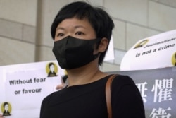 香港電台編導蔡玉玲在法庭外與記者見面