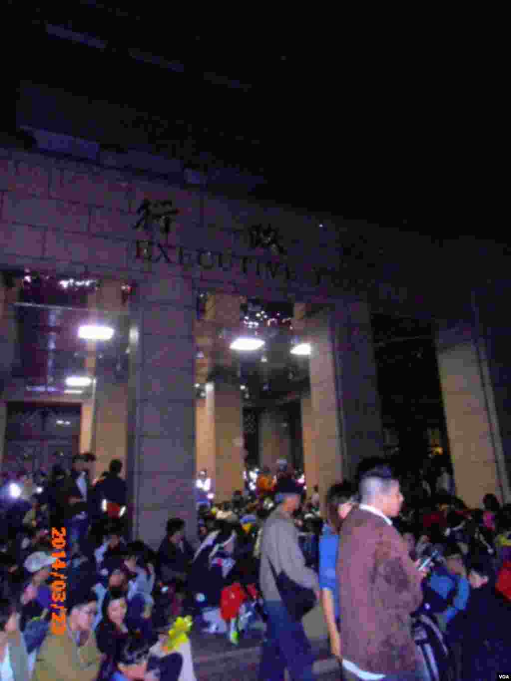 3月23日晚台灣行政院正門外的抗議學生 (美國之音申華拍攝)