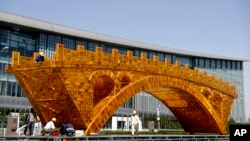 2017年4月18日，工人在中國國家會議中心外頭的平台上，為絲綢之路黃金大橋裝置纜線。北京將於國家會議中心舉辦一帶一路峰會