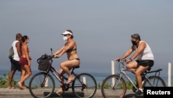 巴西里約熱內盧的民眾騎自行車在戶外活動（路透社2020年6月12日）