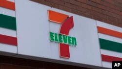 ປ້າຍ​ຮ້ານສະ​ດວກ​ຊື້ 7 Eleven.