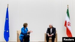 阿什頓(左)與伊朗外長在談判前(右)