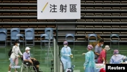 台灣醫護人員在新北市的一個體育館為85歲以上的老人接種新冠疫苗。（2021年6月15日）