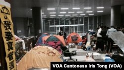 仍然有數十名留守者佔領香港立法會示威區