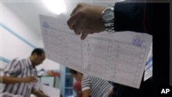 星期天突尼斯的選舉工作人員在清點選票