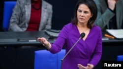 德國外交部長安娜萊娜·貝爾伯克在德國聯邦議院發表講話。