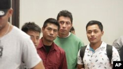 2019年4月2日，來自危地馬拉的尋求庇護者在德州埃爾帕索等待登上一輛灰狗巴士。