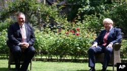 2020年7月21日，英國首相約翰遜歡迎來訪的美國國務卿蓬佩奧。