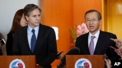 布林肯(左)與南韓副外長共同出席記者會