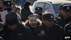 中國709人權律師王全璋的妻子李文足2018年12月28日在北京高級法院外面抗議當局拘留王全璋，被保安人員和警察帶走。