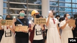 9月23日香港黃大仙區的一班中學生在某商場舉行集會抗議警方暴力 (美國之音鳴笛拍攝)