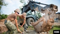 美國海軍機動建築營（“海蜂”部隊）成員在柬埔寨柴楨省的一處小學修建廁所。（2017年1月9日）
