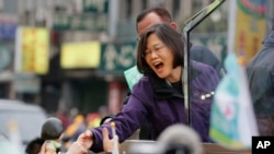 台湾民进党总统候选人蔡英文在新台北市举行的一次竞选活动中与支持者握手。（2016年1月15日）