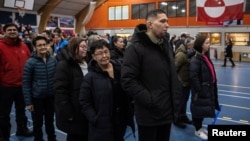 2025年3月11日格陵蘭島民排隊投票。