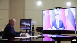 Владимир Путин проводит совещание с китайским лидером Си Цзиньпином по видео-связи в своей резиденции в Ново-Огарёве 21 января 2025 года.