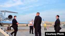 美國國務次卿克拉奇率代表團乘坐專機於９月17日傍晚抵達台北。(照片來源：台灣外交部)