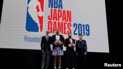 NBA聯盟主席蕭華（左）與休斯頓火箭隊球員、多倫多猛龍隊球員等人在日本東京舉行的歡迎儀式上合影。（2019年10月7日）