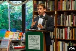 2014年5月19日，欧逸文在华盛顿举行新书发布会。（美国之音陈怡拍摄）