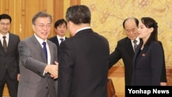 南韓總統文在寅在青瓦台會見北韓領導人金正恩的妹妹金與正（右）率領的北代表團（韓國聯合通訊社）
